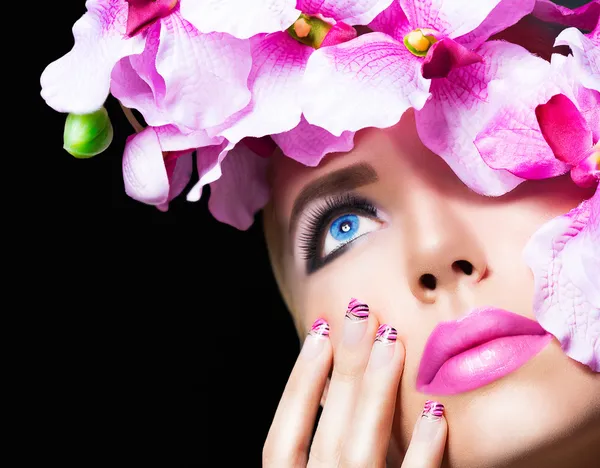 Blond meisje met bloemen en perfecte make-up — Stockfoto