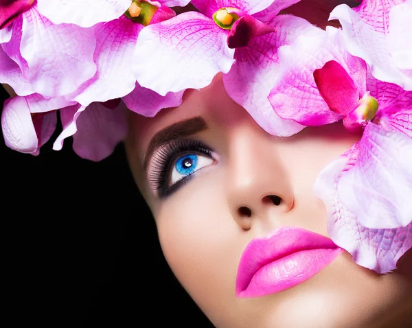 Mooi meisje met bloemen en perfecte make-up — Stockfoto