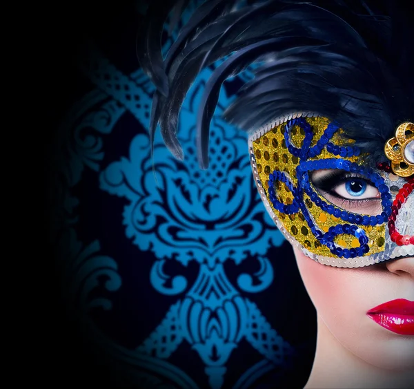 Karnaval maskesi kırmızı dudaklı kız güzel — Stok fotoğraf
