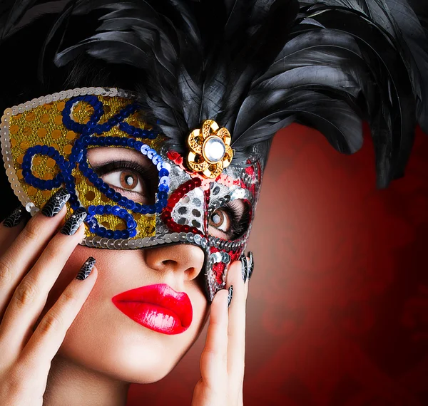 Prachtige model in carnaval masker — Stockfoto