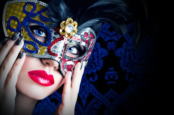 Hermosa modelo en máscara de carnaval con labios rojos —  Fotos de Stock