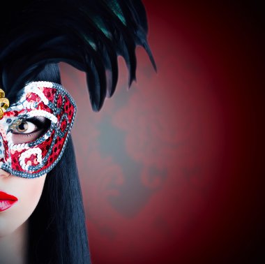 güzel model kırmızı dudaklar ile karnaval maskesi