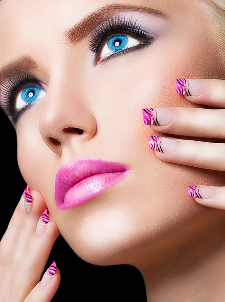 Prachtige blond meisje met roze lippen en nagels — Stockfoto