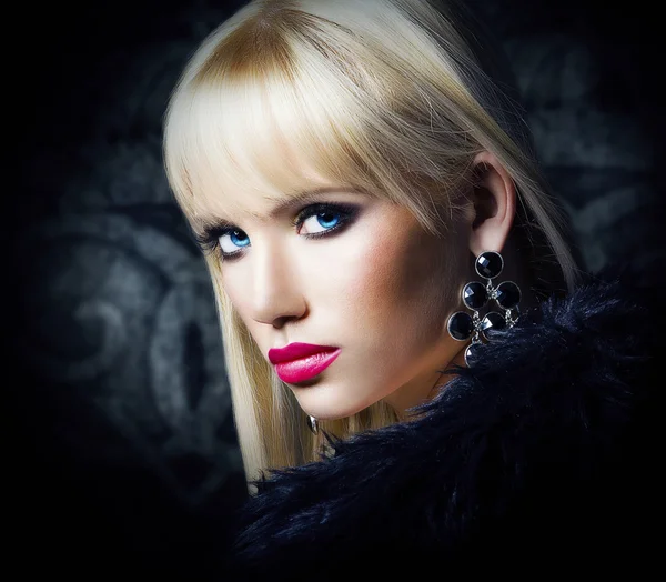 Prachtige blond meisje in luxe bontjas — Stockfoto