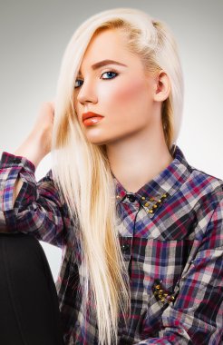 güzel sarışın kız gömlek