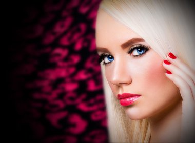 Kırmızı dudaklar ve çivi ile güzel kız