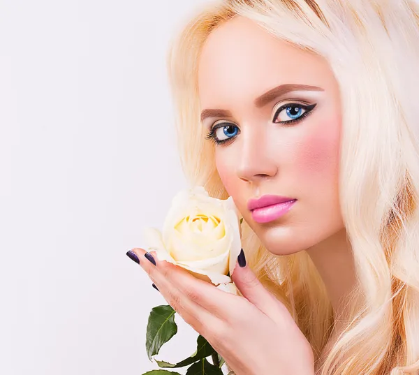 Όμορφη ξανθιά κοπέλα με λευκό τριαντάφυλλο — Φωτογραφία Αρχείου