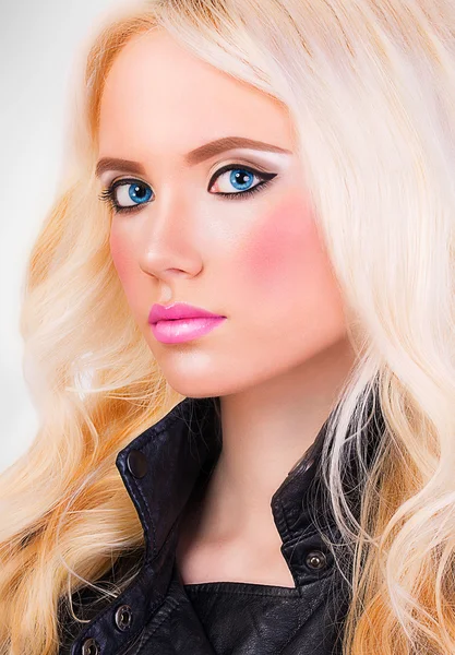 Vackra blobde tjej med lockigt hår och perfekt makeup — Stockfoto