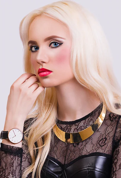 Красивая блондинка с идеальным макияжем — стоковое фото