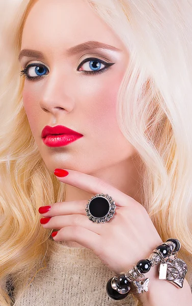 Piękna blondynka z czerwonymi ustami i manicure — Zdjęcie stockowe