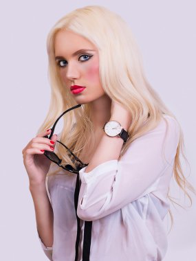 Gözlüklü sarışın güzel kız