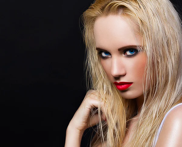 Beautiful fashionable girl with red lips — Stock Photo, Image