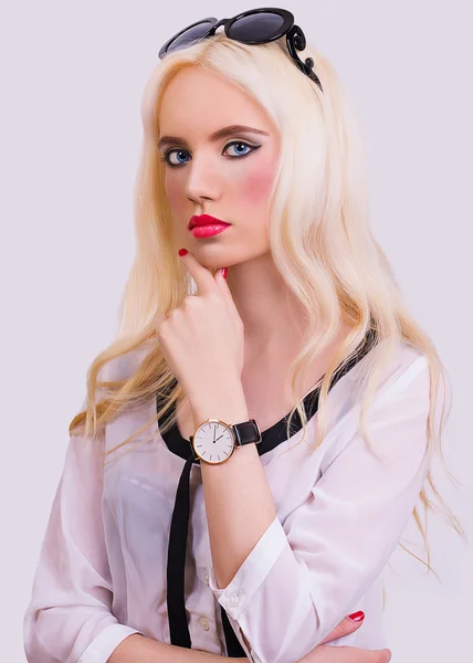 선글라스와 함께 아름 다운 소녀 — 스톡 사진