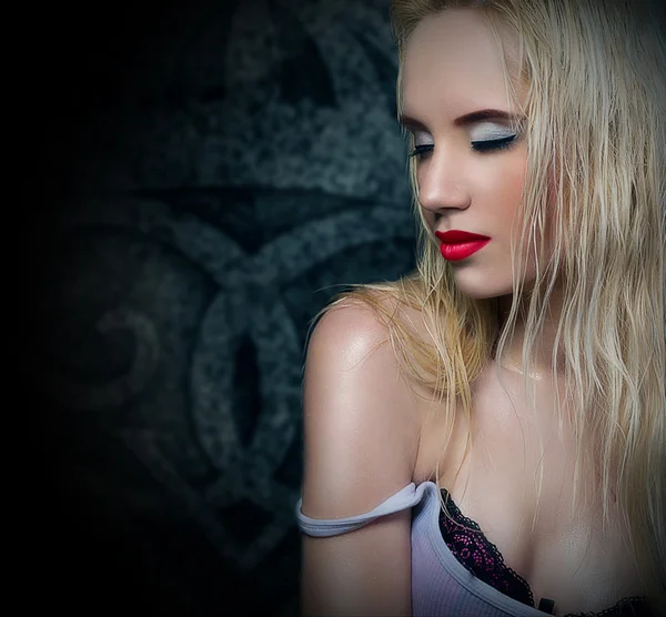Красива блондинка Джессіт червоні губи — стокове фото