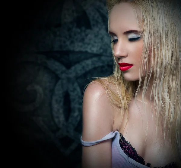 Beautiful blonde gir lwith red lips — Stock Photo, Image