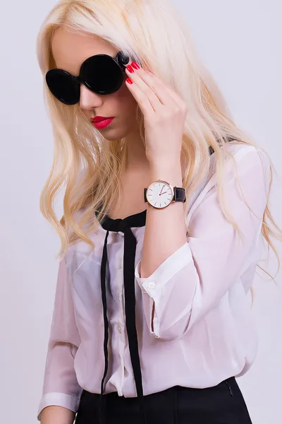 Beautiful blonde model with sunglasses — Stock Photo, Image