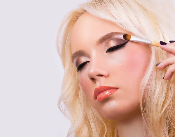 Prachtige blond meisje met perfecte make-up — Stockfoto