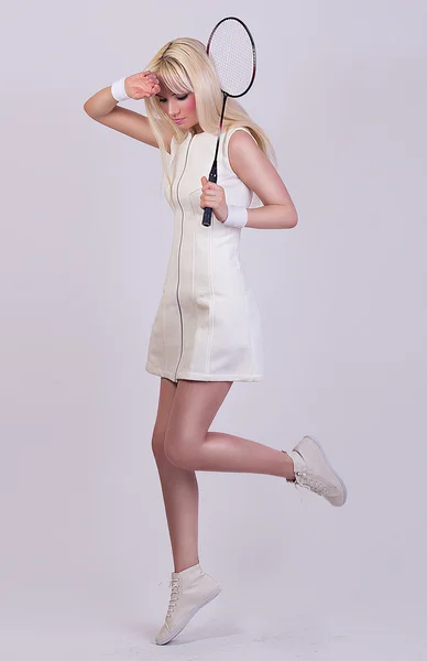 Piękna dziewczyna pozuje w białej sukni w studio — Zdjęcie stockowe