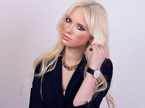 Portrait de belle mannequin blonde avec maquillage — Photo