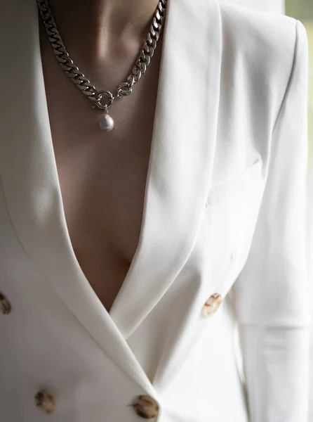 Mujer Con Collar Colgante Con Perla Primer Plano —  Fotos de Stock