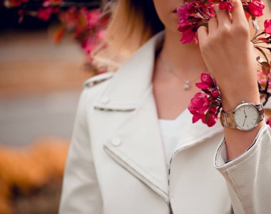 Kadın eli üzerinde şık beyaz saat.