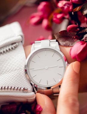 Kadın eli üzerinde şık beyaz saat.