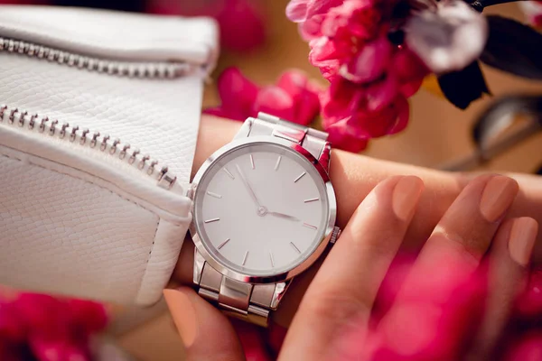 Relógio Elegante Branco Mão Mulher — Fotografia de Stock