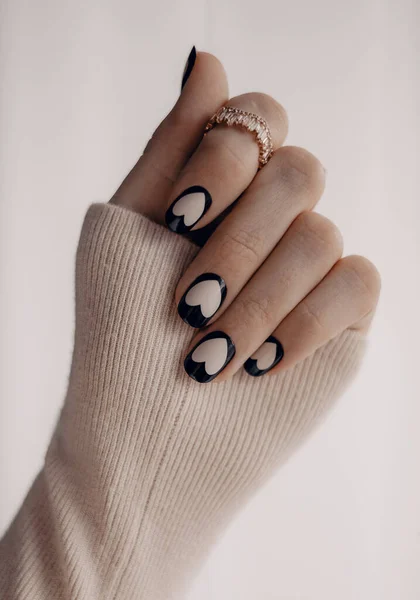 Bela Mão Feminina Com Unhas Manicure Românticas Projeto Dia Dos — Fotografia de Stock