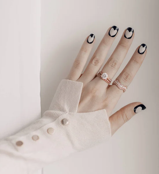 Όμορφο Γυναικείο Χέρι Ρομαντικά Νύχια Μανικιούρ Σχεδιασμός Ημέρα Του Αγίου — Φωτογραφία Αρχείου