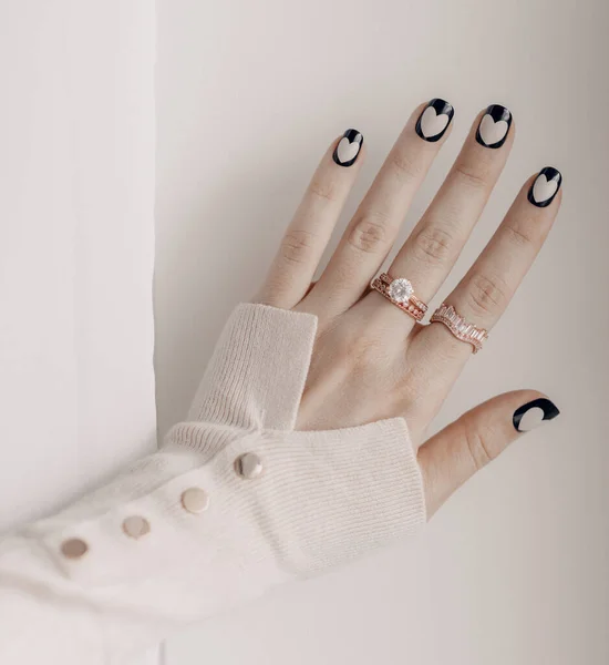 Mooie Vrouwelijke Hand Met Romantische Manicure Nagels Valentijnsdag Ontwerp — Stockfoto