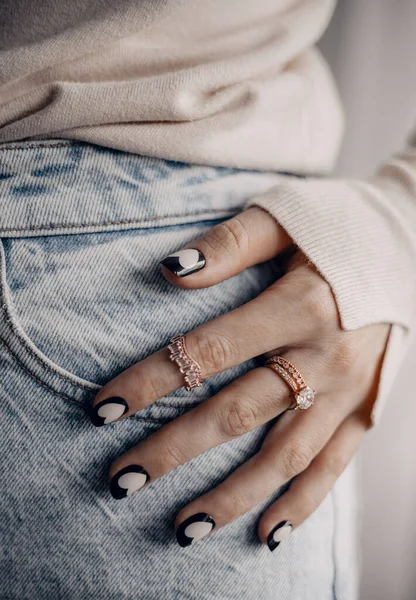 ロマンチックなマニキュア爪を持つ美しい女性の手 バレンタインデザイン — ストック写真