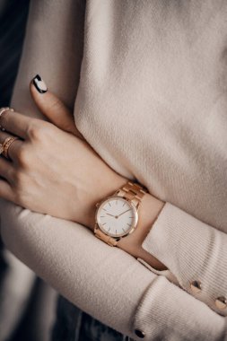 Kadın eli üzerinde şık beyaz saat