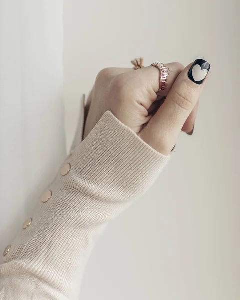 Όμορφο Γυναικείο Χέρι Ρομαντικό Νύχι Μανικιούρ Σχεδιασμός Ημέρα Του Αγίου — Φωτογραφία Αρχείου