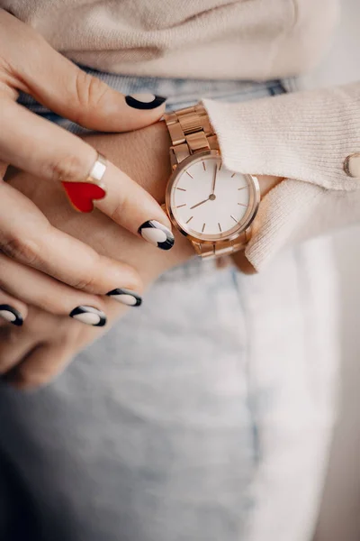 Snygg Vit Klocka Kvinnlig Hand — Stockfoto