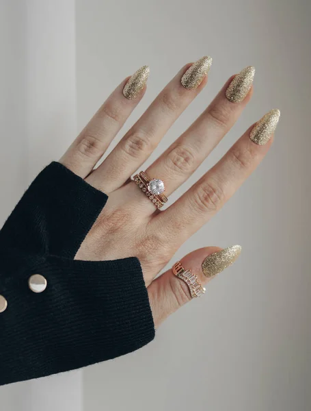 Złoty Manicure Paznokci Holiday Style Jasny Manicure Brokatu — Zdjęcie stockowe