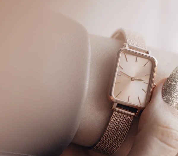 Relógio Elegante Mão Mulher — Fotografia de Stock