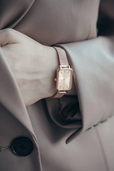 Reloj Elegante Mano Mujer —  Fotos de Stock