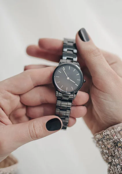Stijlvol Horloge Handen Van Vrouw — Stockfoto