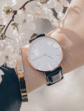 Kadın eli üzerinde şık beyaz saat