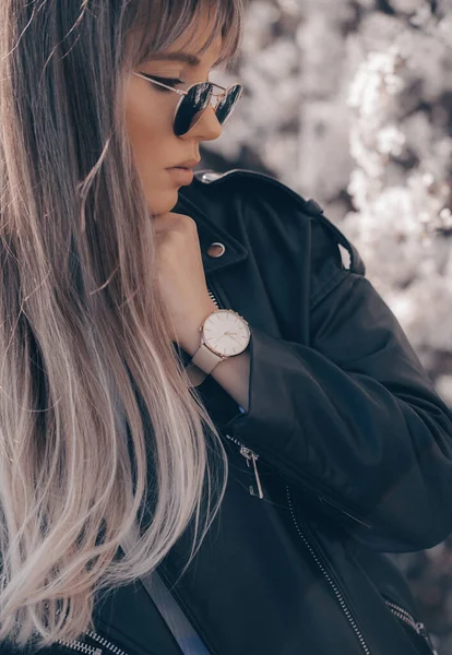 Stilvolle Weiße Uhr Auf Frauenhand — Stockfoto