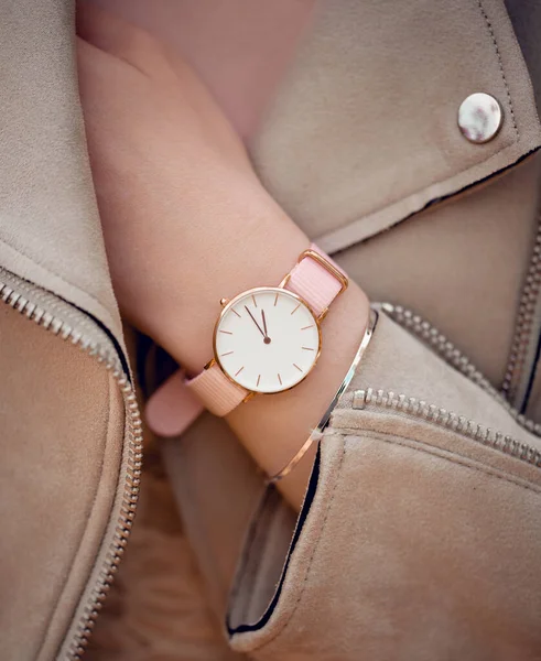 Kadın eli üzerinde şık beyaz saat.