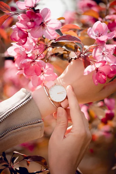 Стильний Білий Годинник Руці Жінки — стокове фото