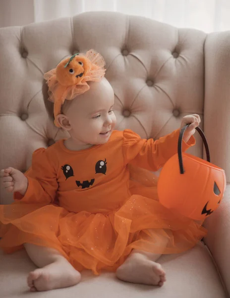 Bebé Niña Traje Halloween Con Cubo Calabaza Imágenes de stock libres de derechos