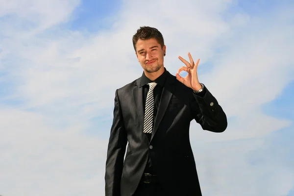 Hombre de negocios mostrando signo aceptable — Foto de Stock