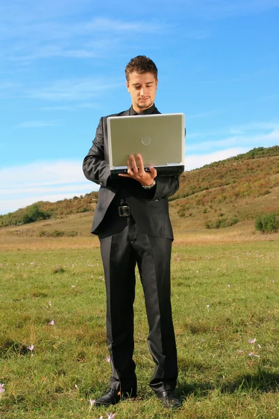 Homem segurando um laptop — Fotografia de Stock