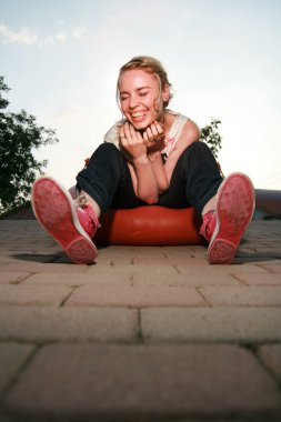 sarışın kız gülerek