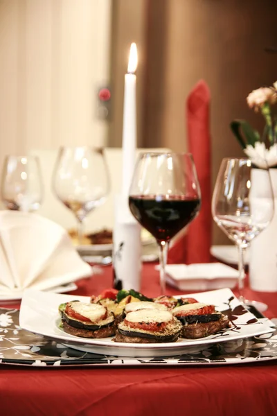 Utsökt förberedda och inredda mat på bordet i restaurangen — Stockfoto