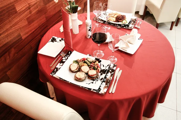 Прекрасная сервировка стола в ресторане для гурманов — стоковое фото