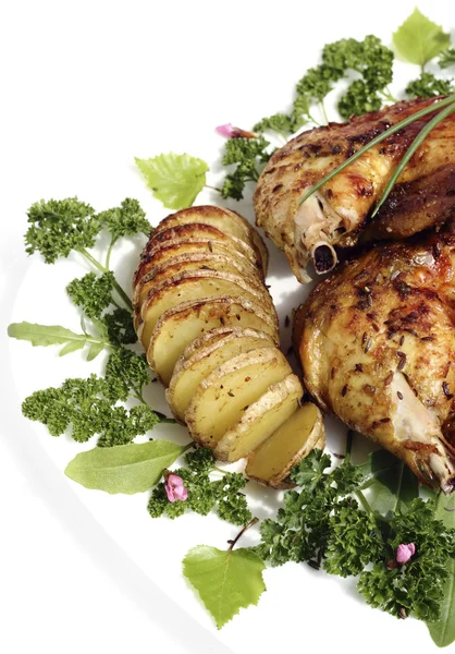 Pollo frito con patatas asadas hasselback — Foto de Stock