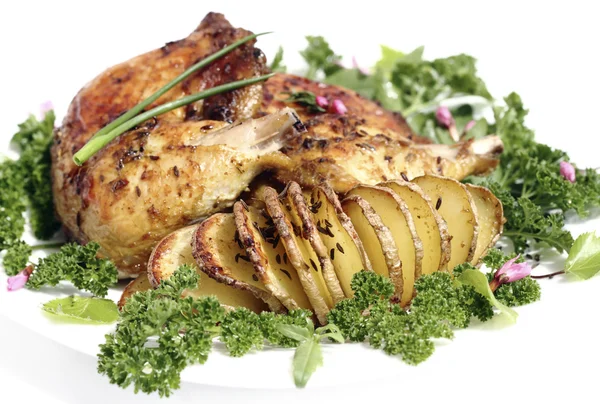 Uda z kurczaka smażone z pieczonych ziemniaków hasselback — Zdjęcie stockowe